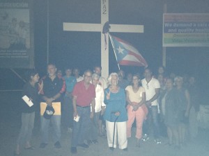 Foto vigil Vieques frente cruz Apr 19, 2016